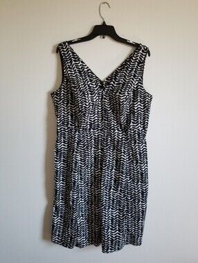 East 5th Black and White V-Neck Sleeveless Midi Dress